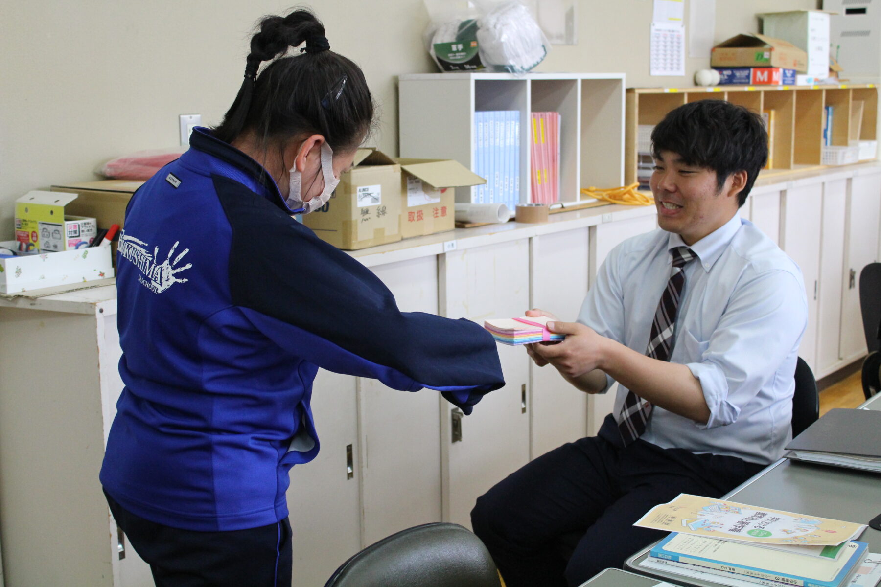 生徒から国語科に手作りはがきのプレゼント 2枚目写真