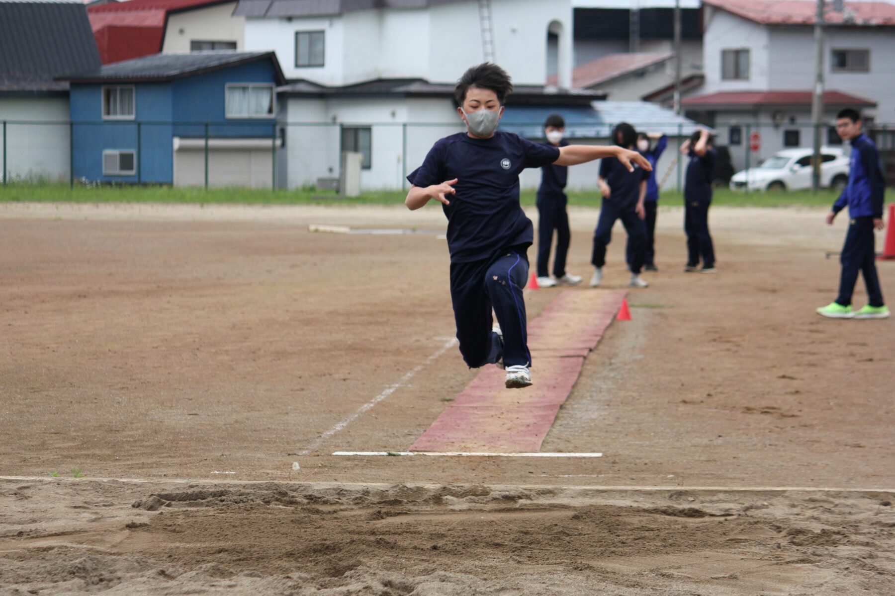 ３年生体育　走り幅跳び 1枚目写真