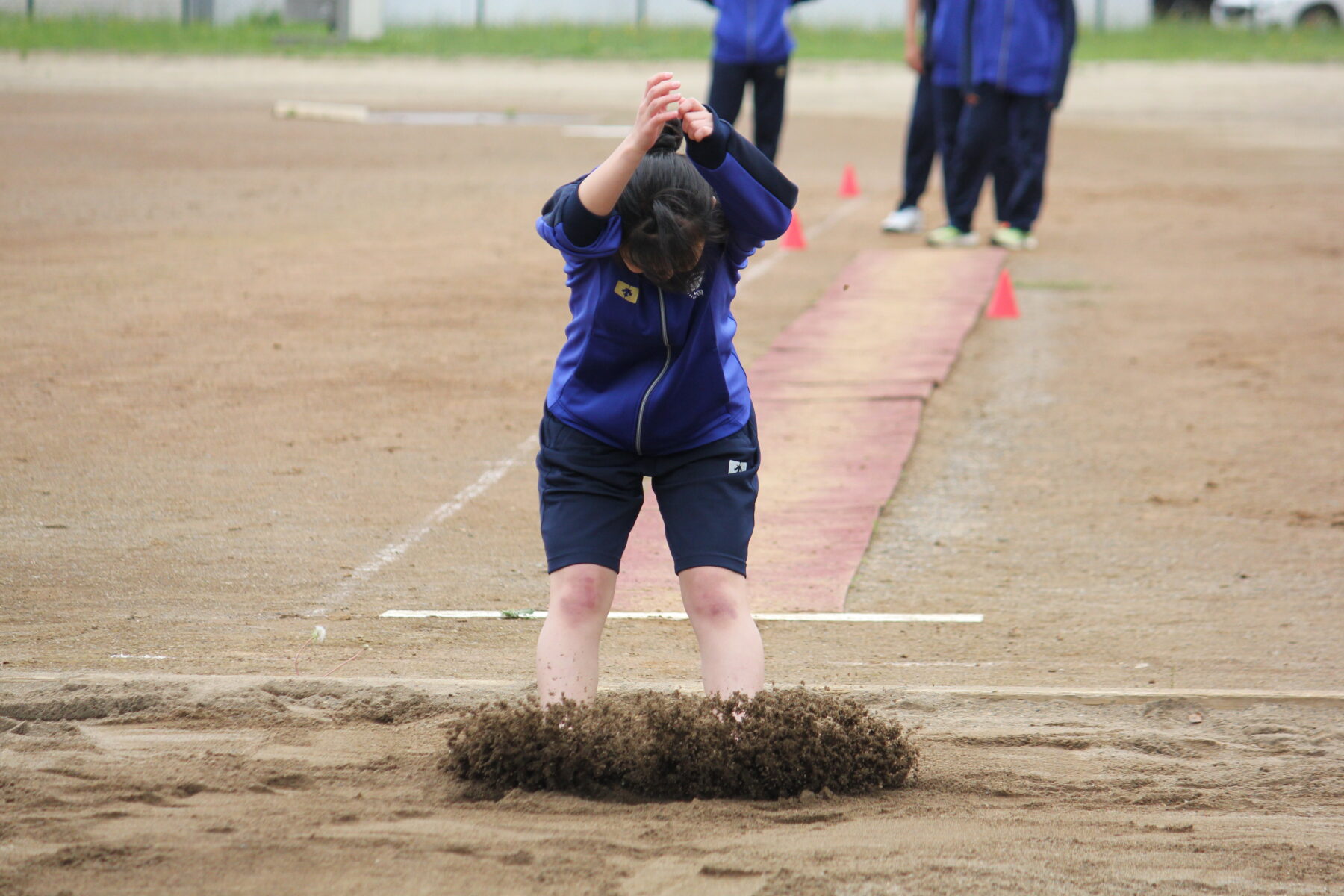 ３年生体育　走り幅跳び 6枚目写真