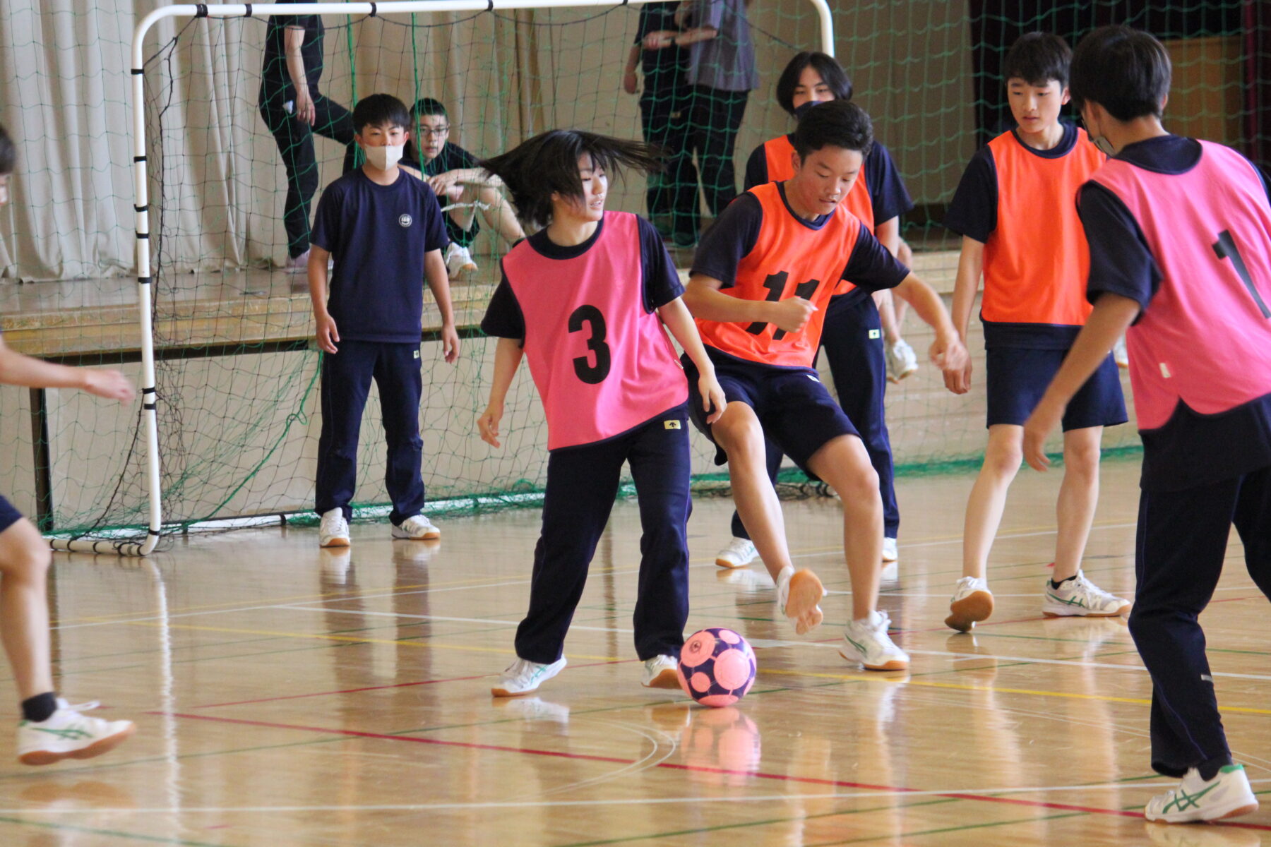 サッカー　３年生　その２　迫力が違います 3枚目写真