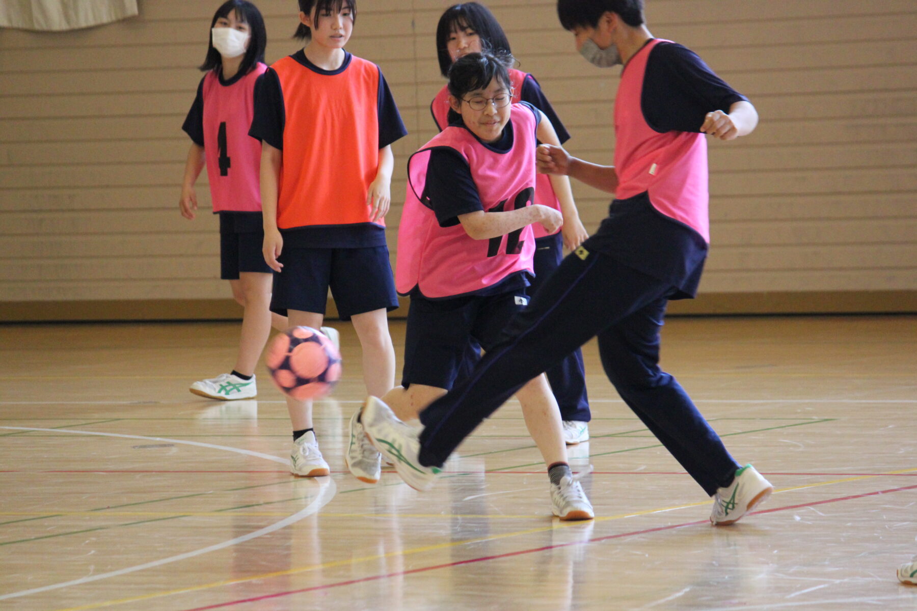 サッカー　３年生　その２　迫力が違います 5枚目写真