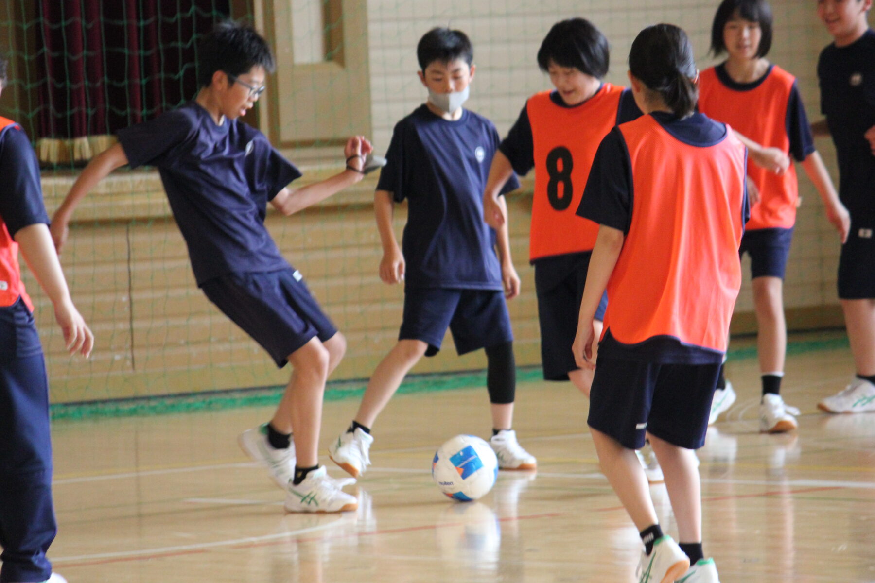 サッカー　１年生ゲームです 1枚目写真