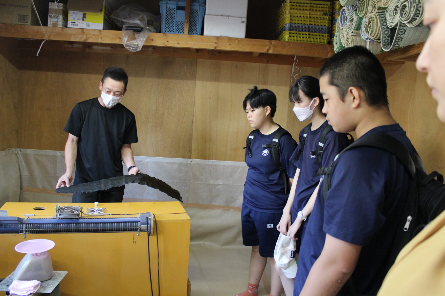 ２年総合的な学習の時間　コンブ製造工程の見学　その１ 1枚目写真