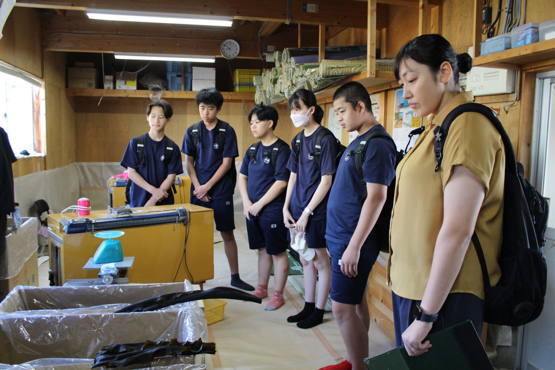 ２年総合的な学習の時間　コンブ製造工程の見学　その１ 9枚目写真