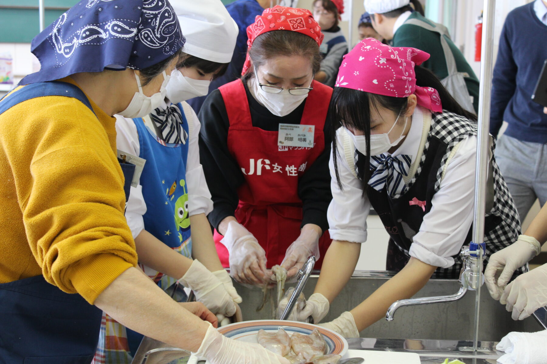 ３年総合的な学習の時間　郷土料理体験その３ 1枚目写真