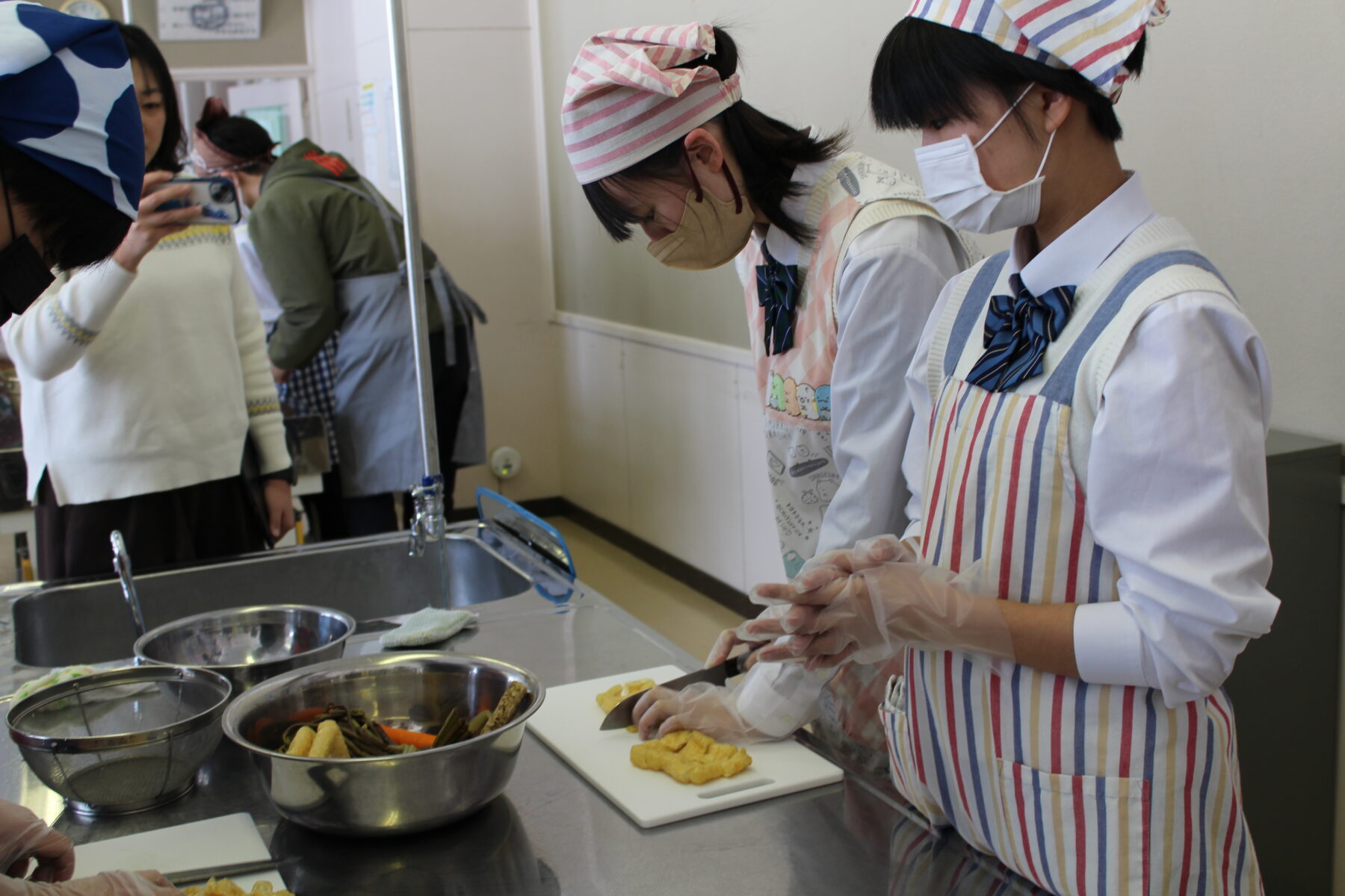 郷土料理体験　１・２年生　その２ 1枚目写真