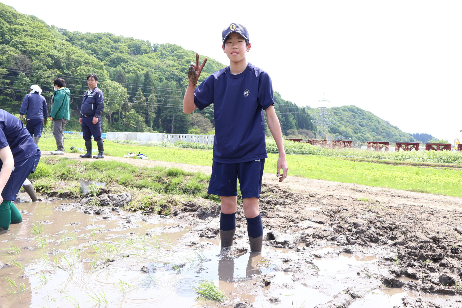 １、２年生黒米田植え体験学習 2枚目写真