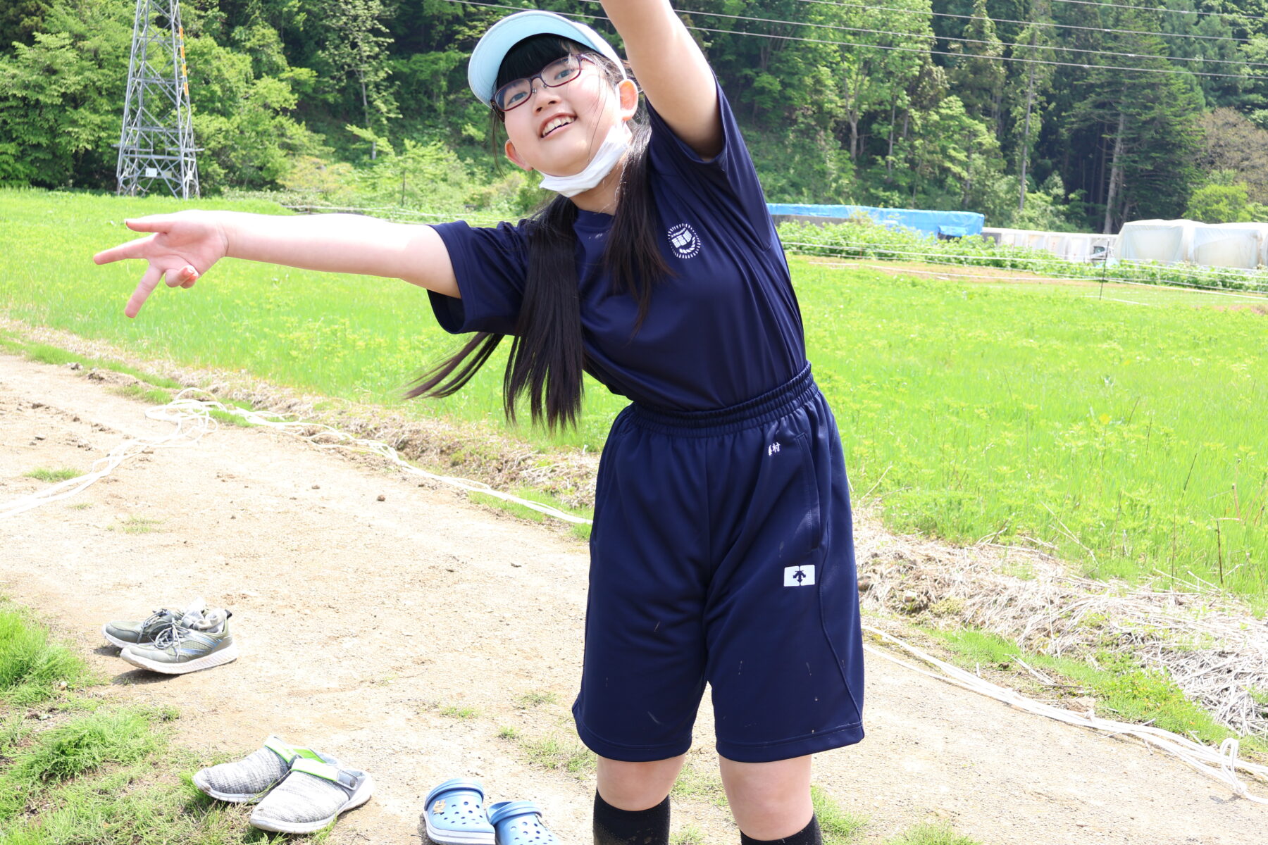 １、２年生黒米田植え体験学習 4枚目写真