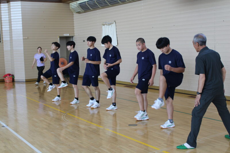 総合的な学習　全校生徒による地域伝統芸能体験会