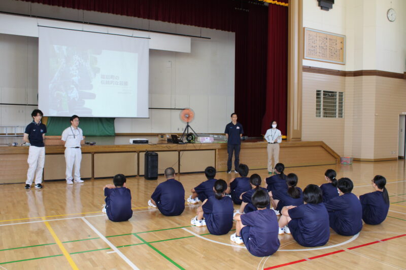 総合的な学習　１年生による伝統芸能体験会