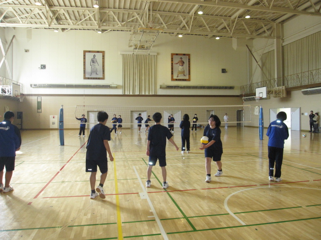 １年生保健体育保護者参加バレー授業 2枚目写真