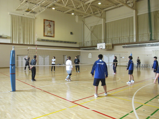 １年生保健体育保護者参加バレー授業 3枚目写真