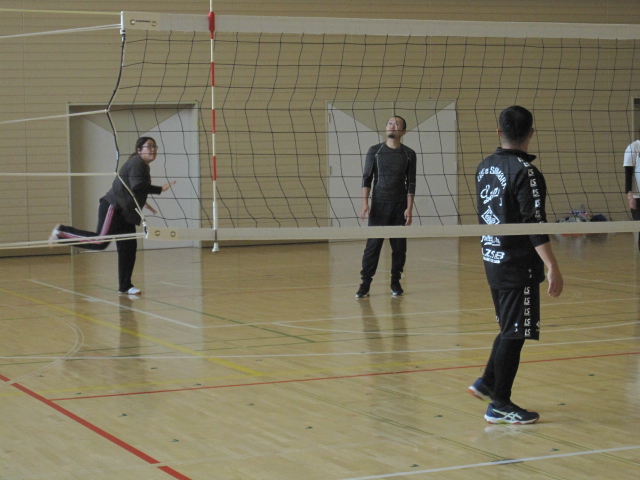１年生保健体育保護者参加バレー授業 4枚目写真