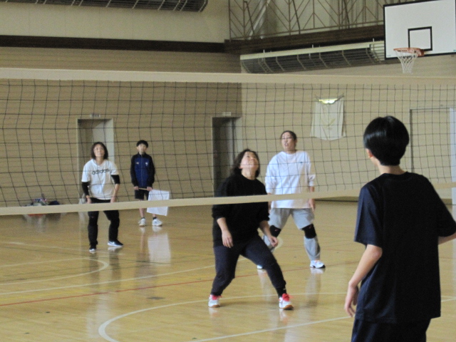 １年生保健体育保護者参加バレー授業