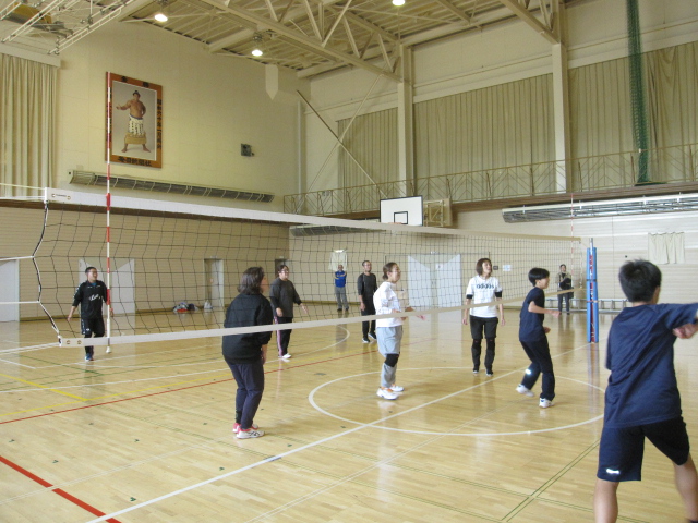 １年生保健体育保護者参加バレー授業 5枚目写真