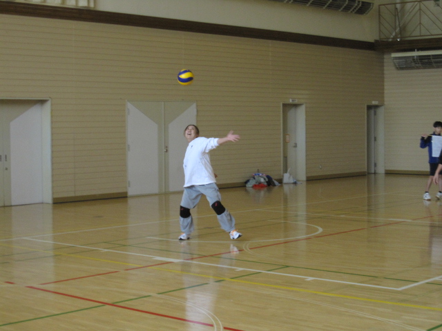 １年生保健体育保護者参加バレー授業 6枚目写真