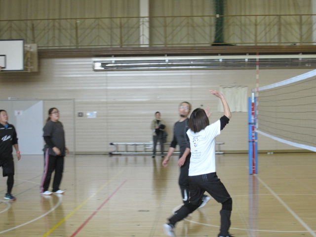 １年生保健体育保護者参加バレー授業 7枚目写真