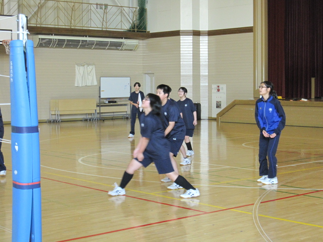 １年生保健体育保護者参加バレー授業 8枚目写真