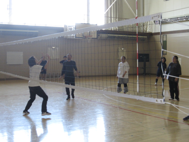 １年生保健体育保護者参加バレー授業 9枚目写真