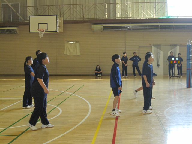 １年生保健体育保護者参加バレー授業 10枚目写真
