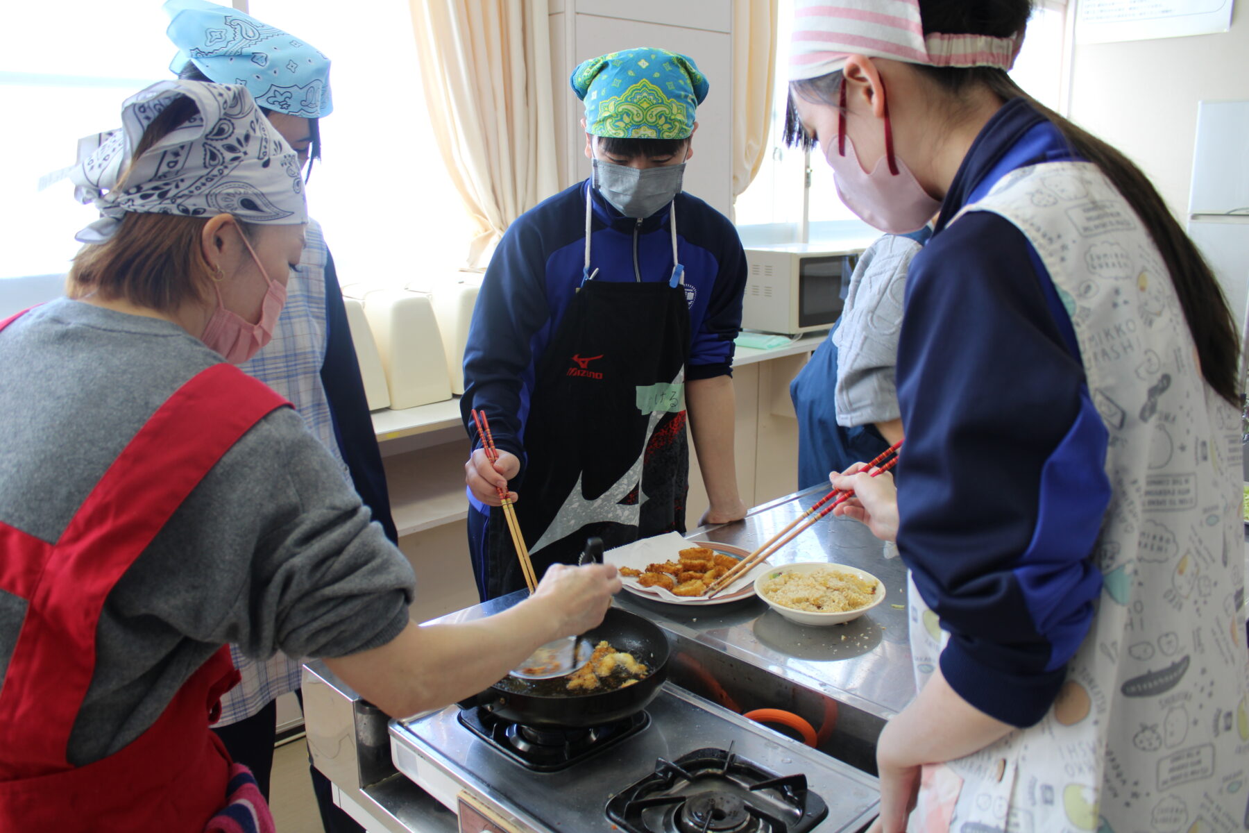 ３年生総合　郷土料理体験 10枚目写真
