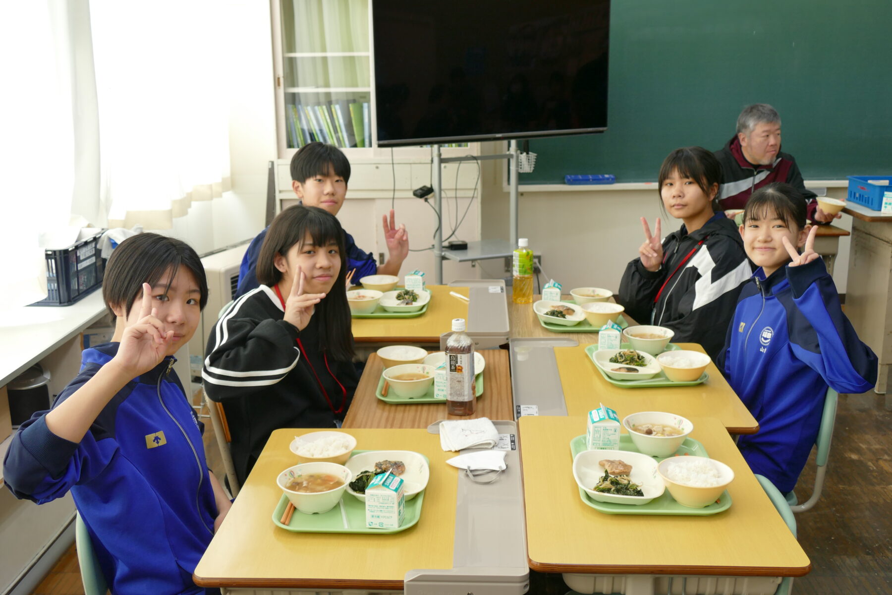 １，２年生　長崎県松浦市生徒交流（給食） 6枚目写真