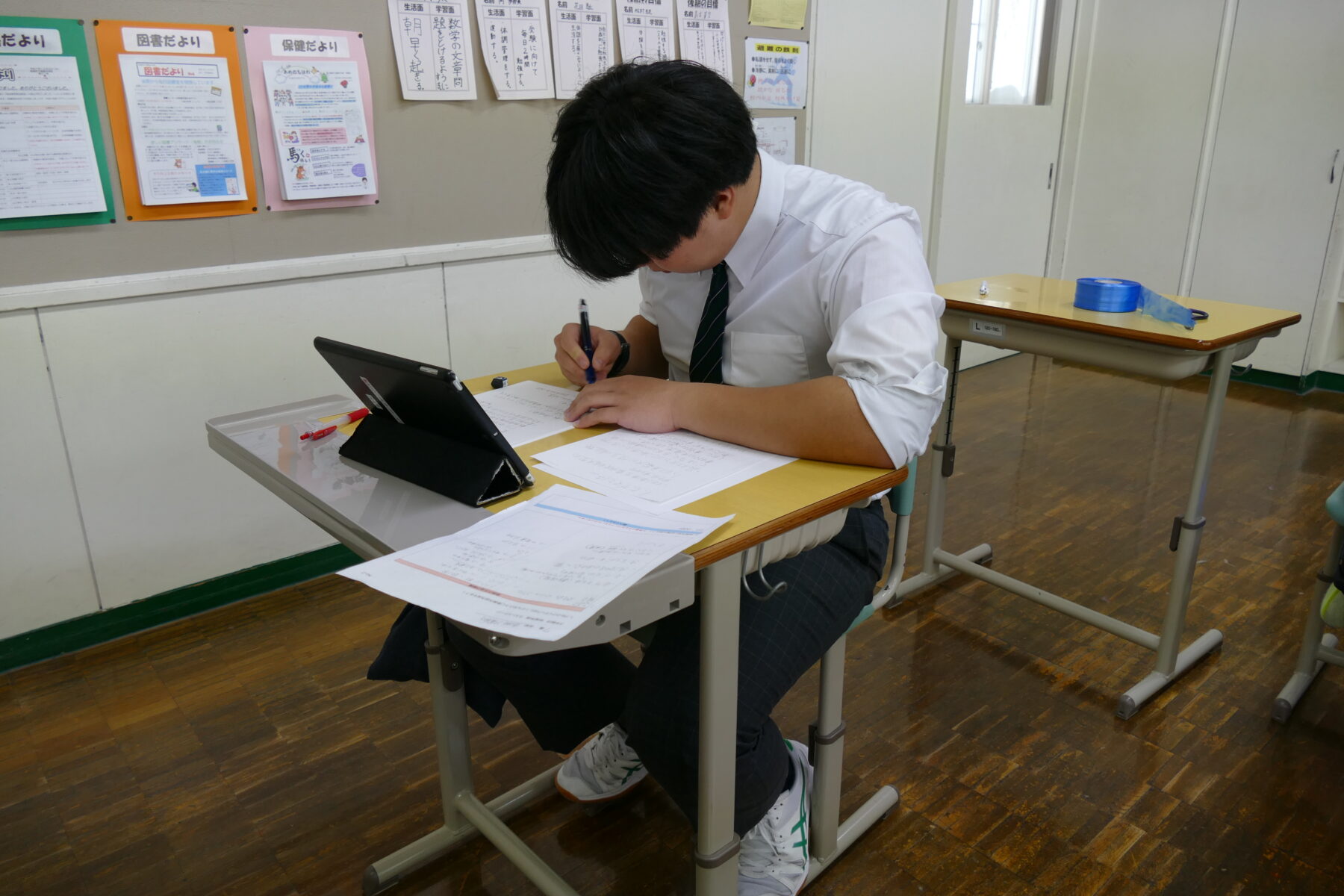 ３年生総合　福島町PRグッズ作成作業 6枚目写真