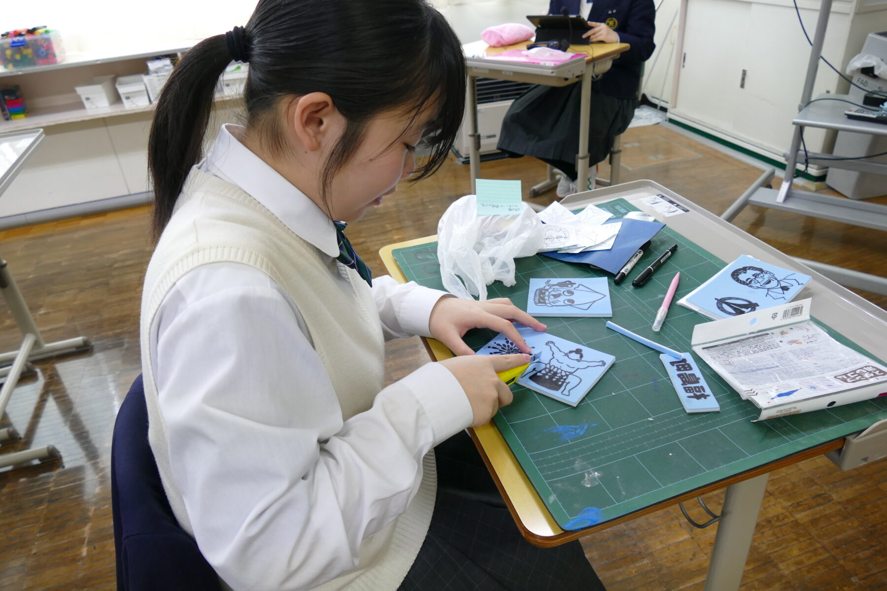 ３年生総合　福島町PRグッズ作成作業 3枚目写真