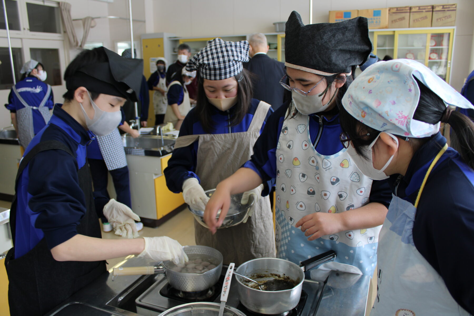 １，２年生総合　郷土料理体験実習（黒米）② 9枚目写真