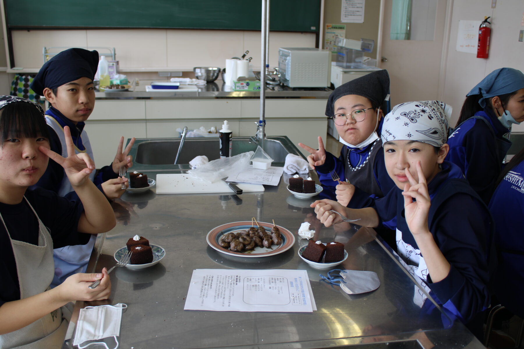 １，２年生総合　郷土料理体験実習（黒米）② 2枚目写真