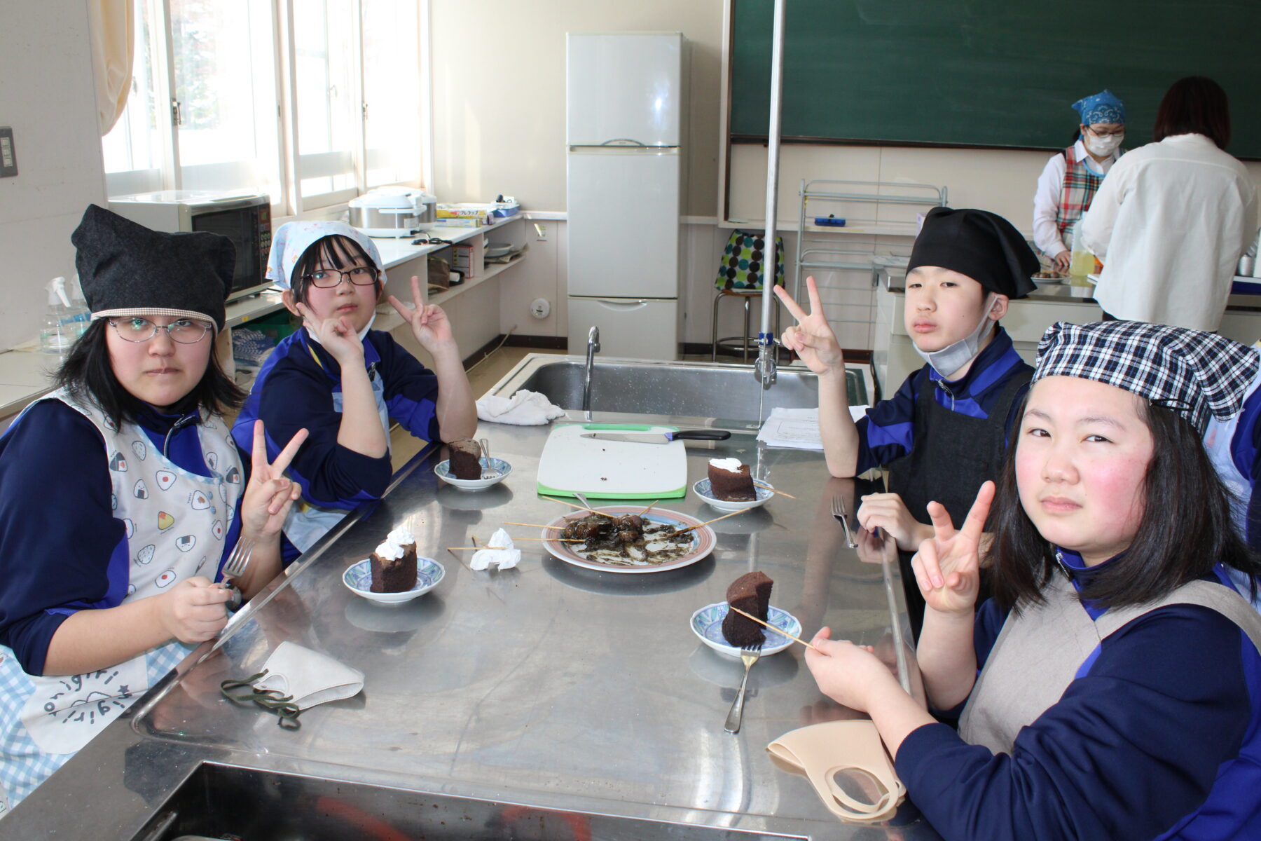 １，２年生総合　郷土料理体験実習（黒米）② 3枚目写真