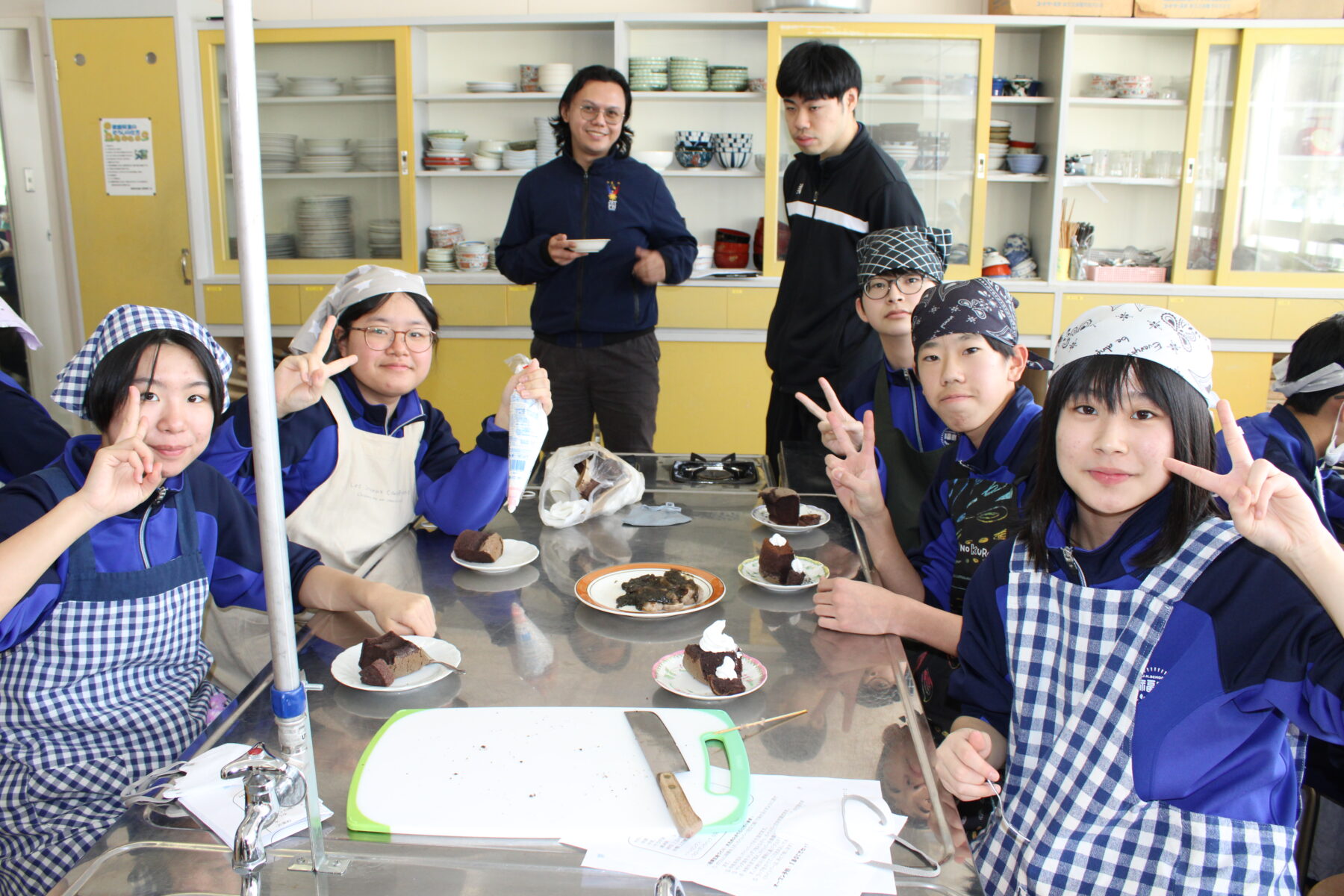 １，２年生総合　郷土料理体験実習（黒米）② 5枚目写真