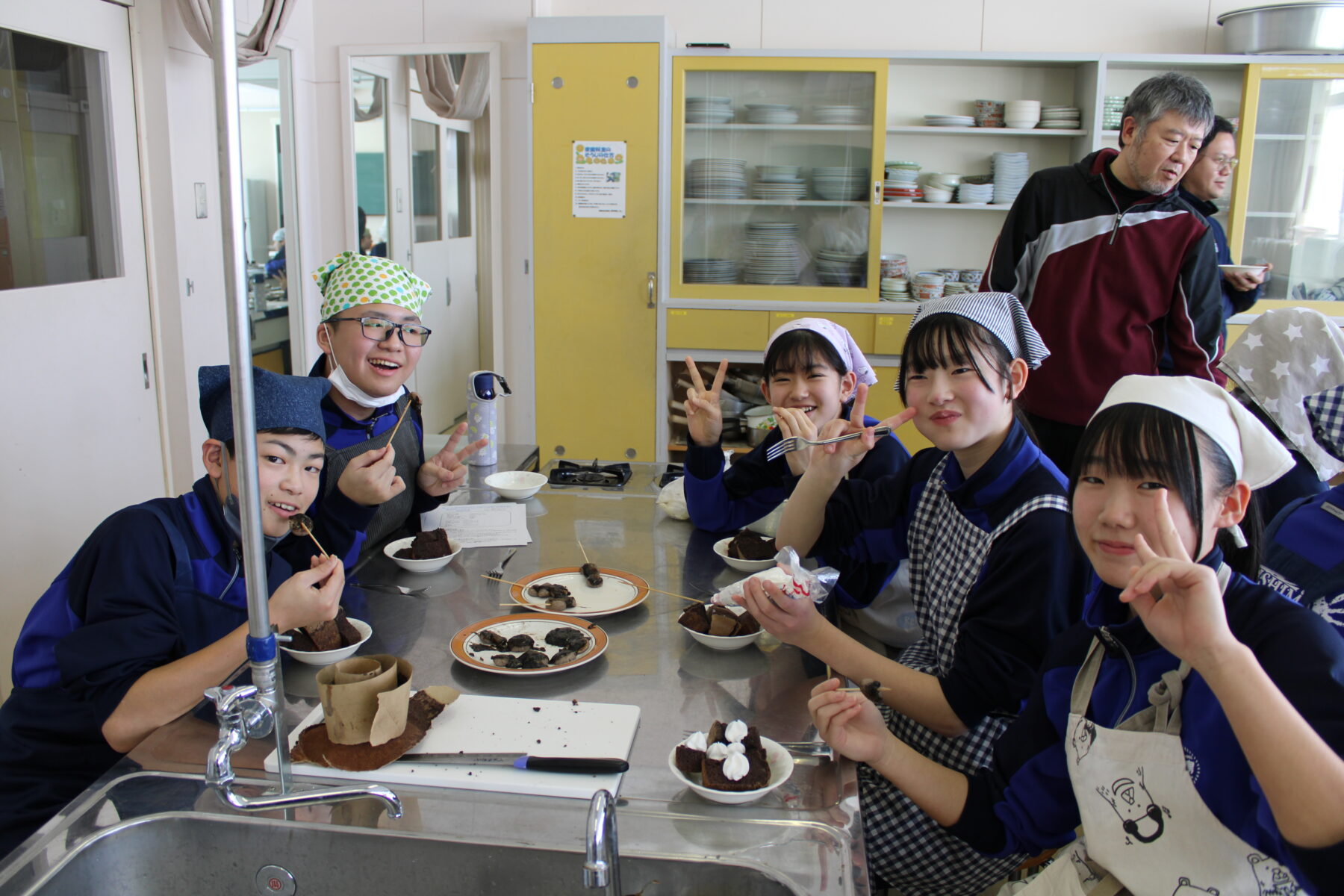 １，２年生総合　郷土料理体験実習（黒米）② 6枚目写真