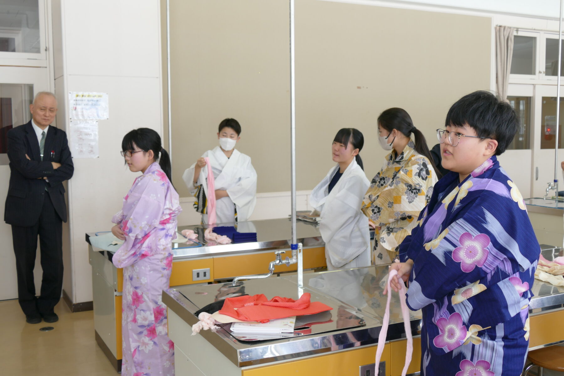 １年生家庭科　浴衣着つけ教室 9枚目写真