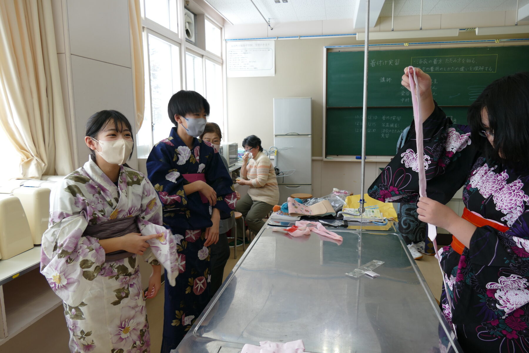 １年生家庭科　浴衣着つけ教室 7枚目写真