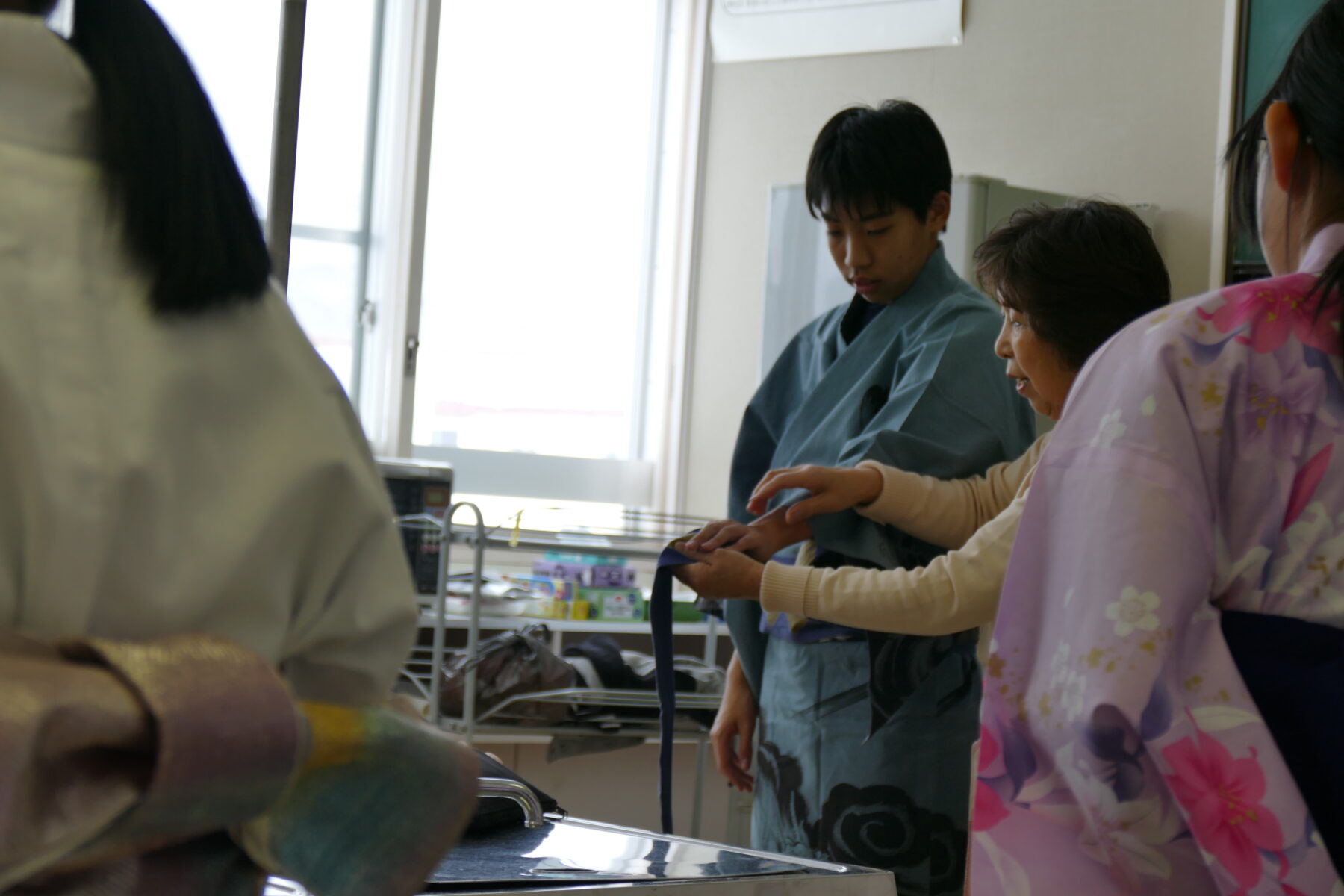 １年生家庭科　浴衣着つけ教室 4枚目写真