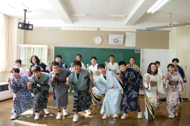 １年生家庭科　浴衣着つけ教室