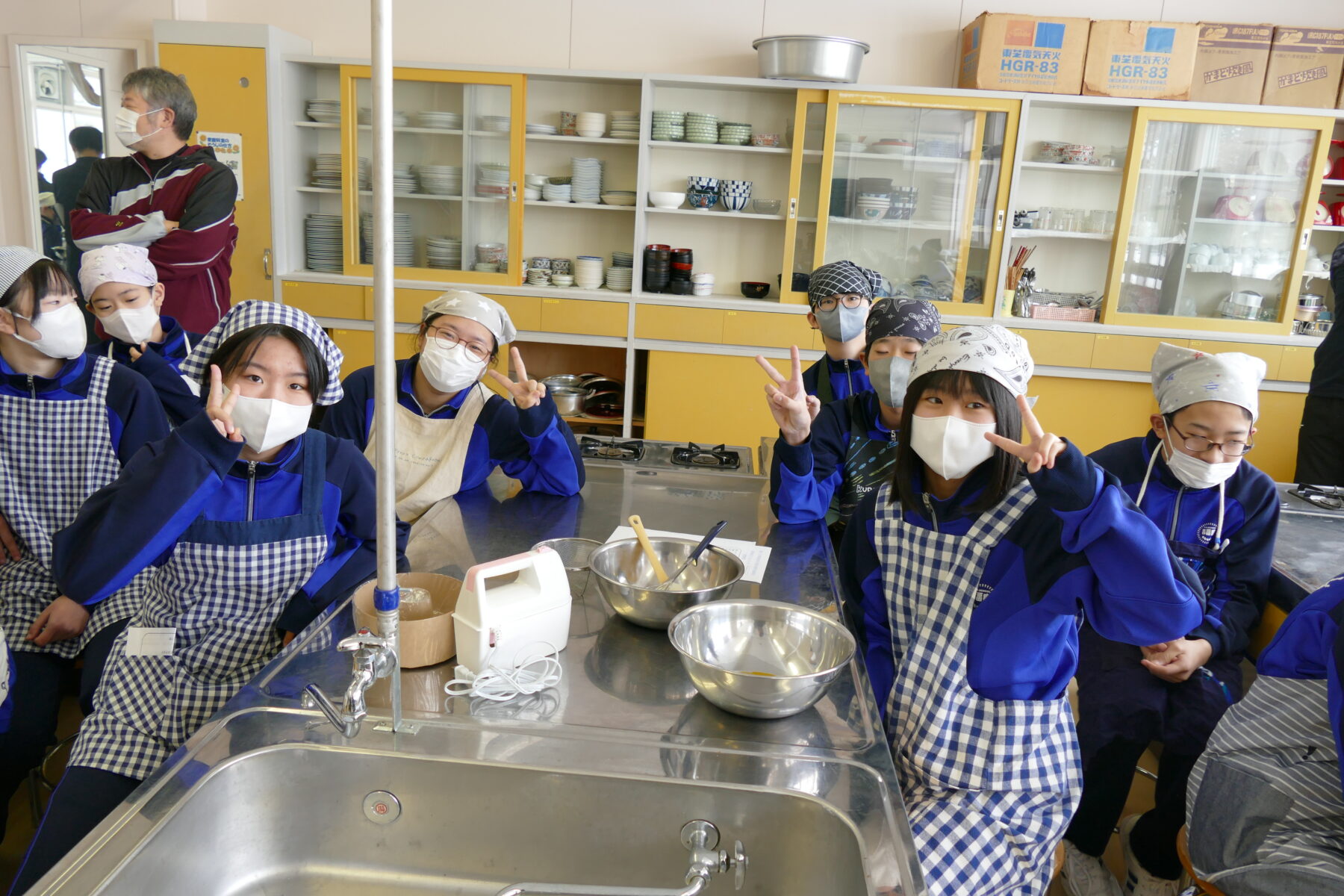 １，２年生総合　郷土料理体験実習（黒米）① 1枚目写真