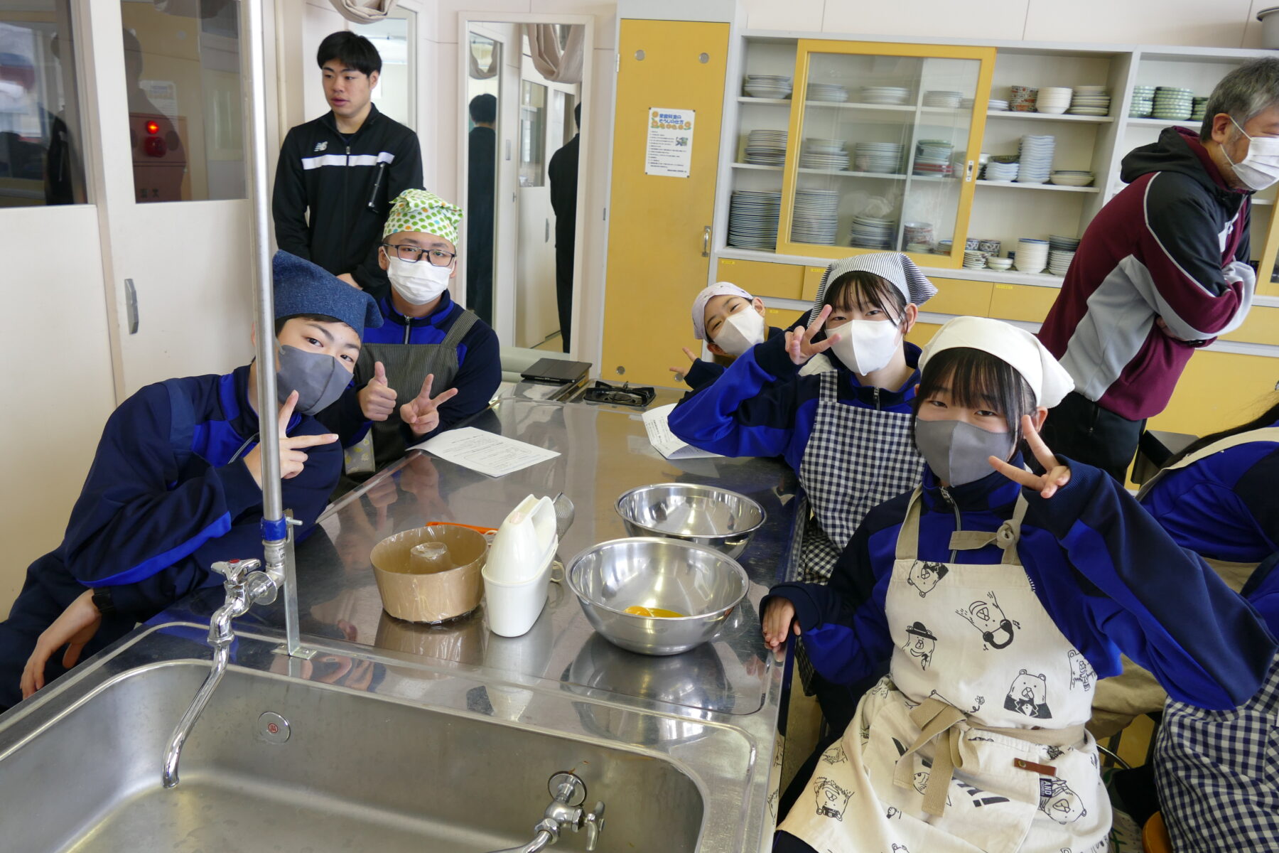 １，２年生総合　郷土料理体験実習（黒米）① 2枚目写真