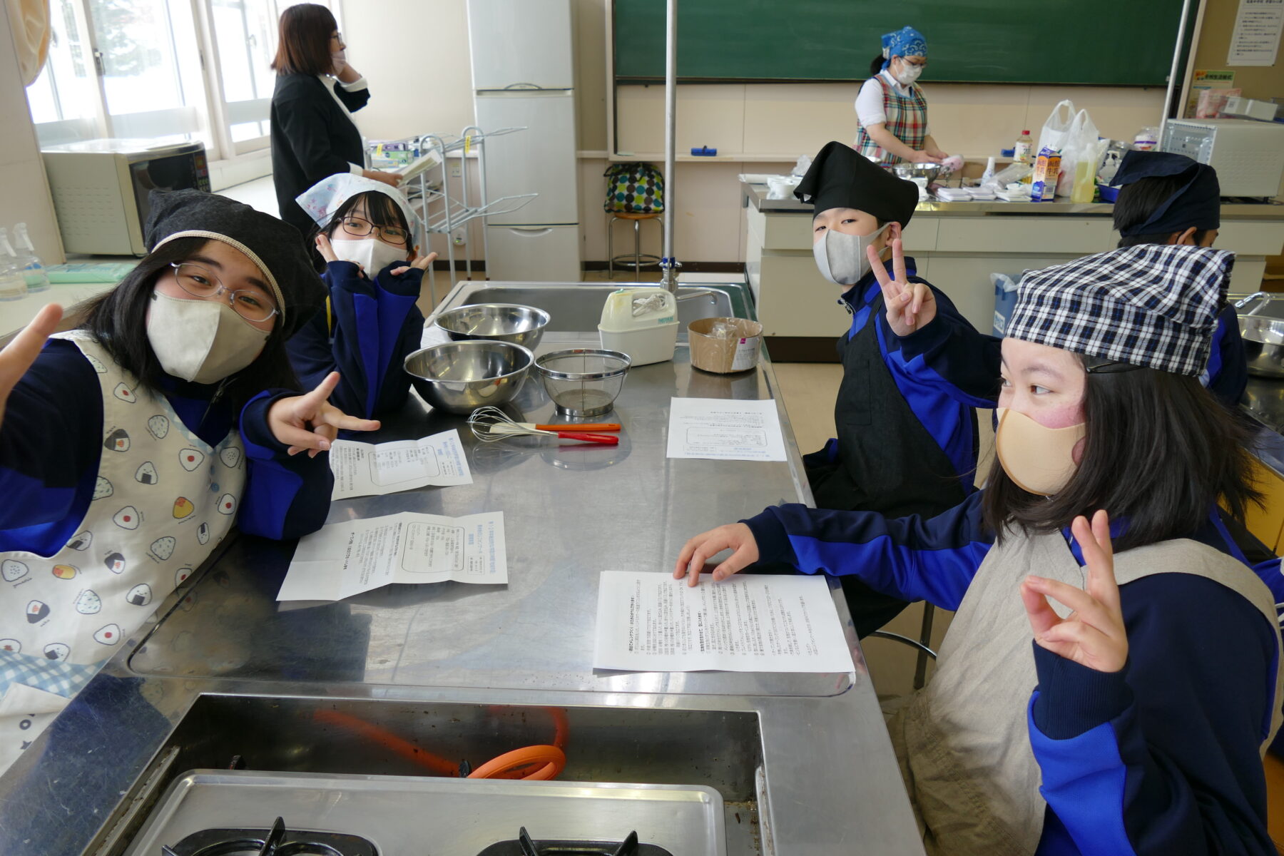 １，２年生総合　郷土料理体験実習（黒米）① 4枚目写真