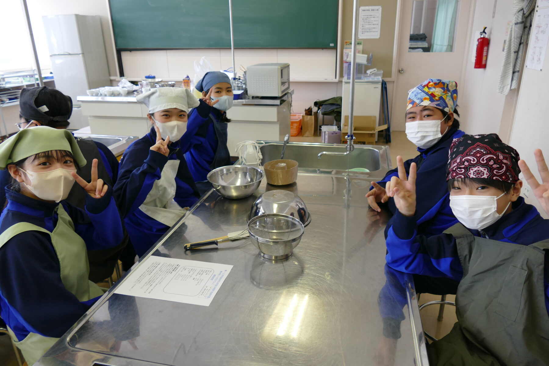 １，２年生総合　郷土料理体験実習（黒米）① 6枚目写真