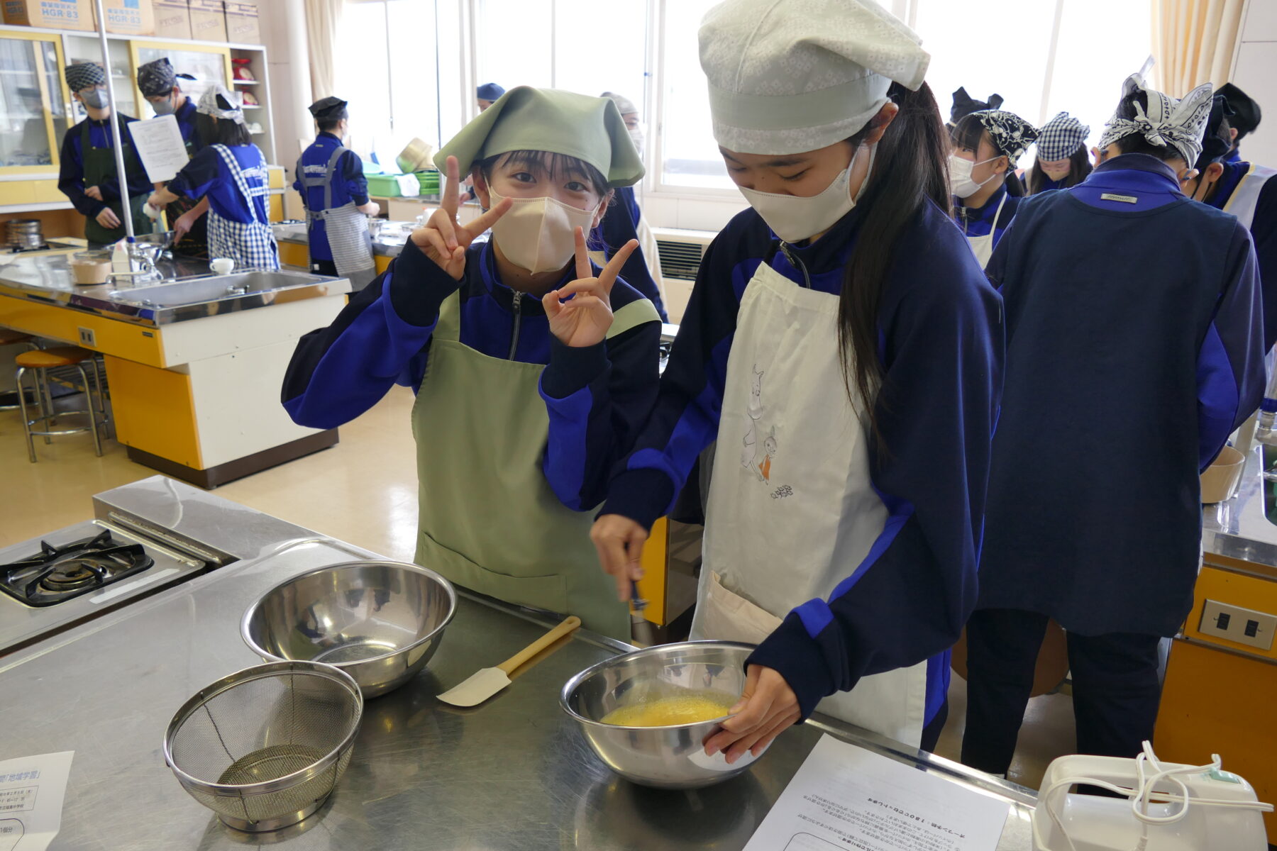１，２年生総合　郷土料理体験実習（黒米）① 7枚目写真