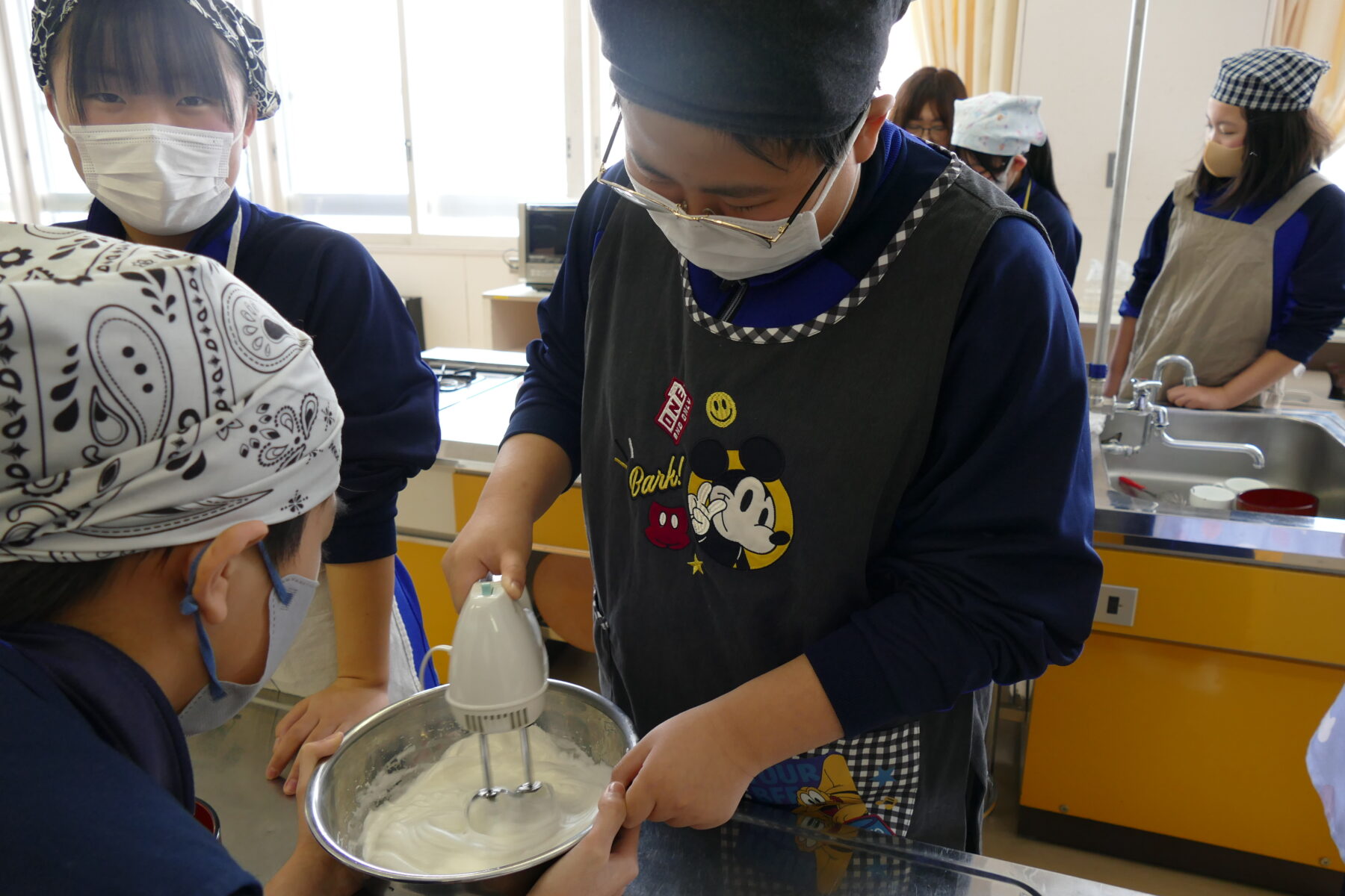 １，２年生総合　郷土料理体験実習（黒米）① 9枚目写真