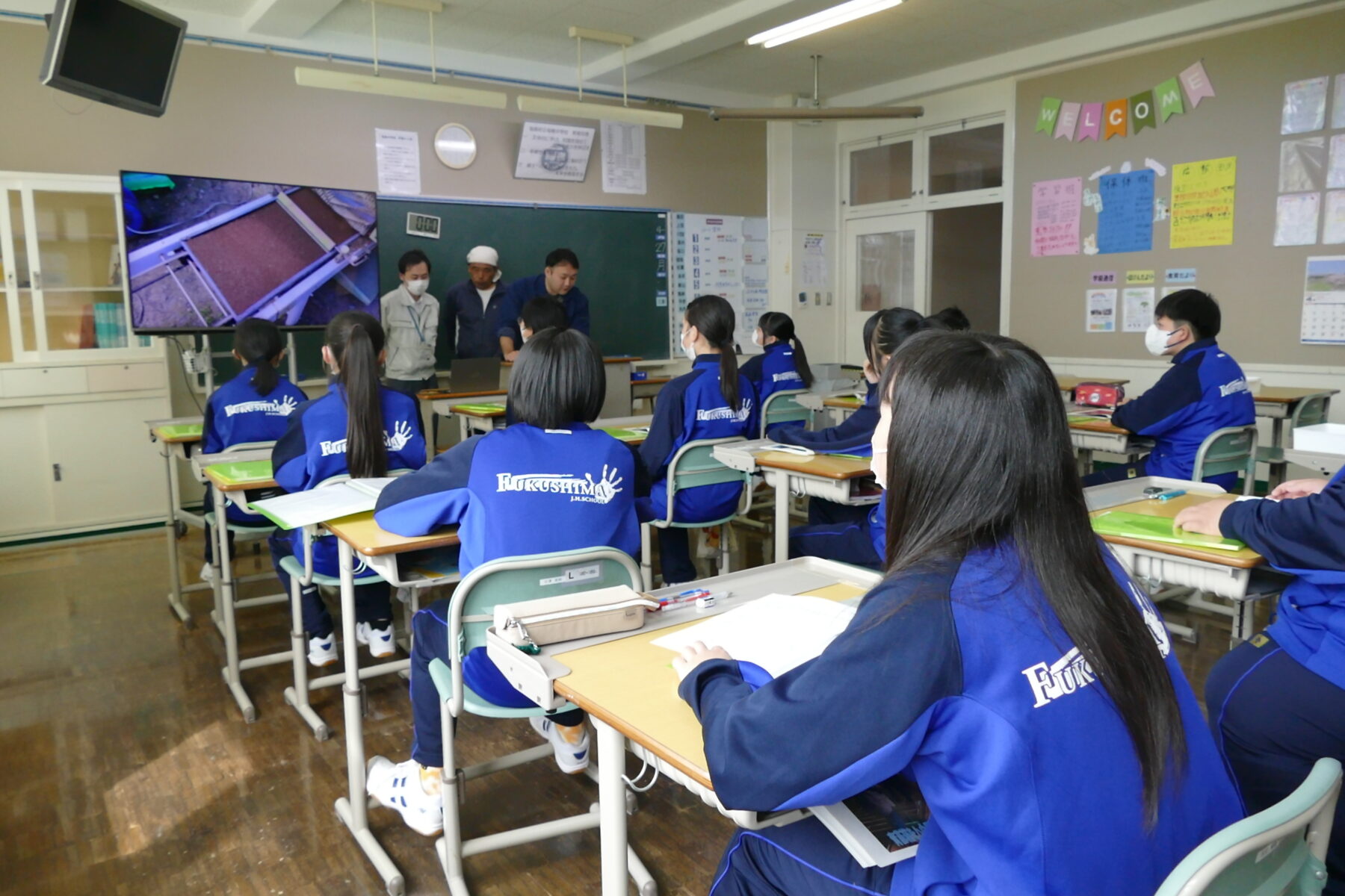 4月27日1年総合　黒米播種作業 2枚目写真