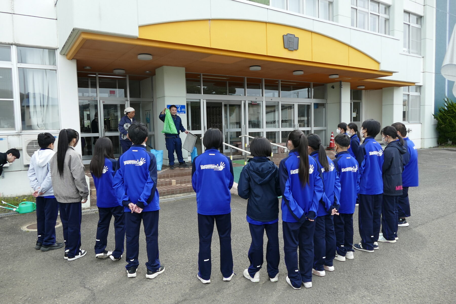 4月27日1年総合　黒米播種作業 1枚目写真