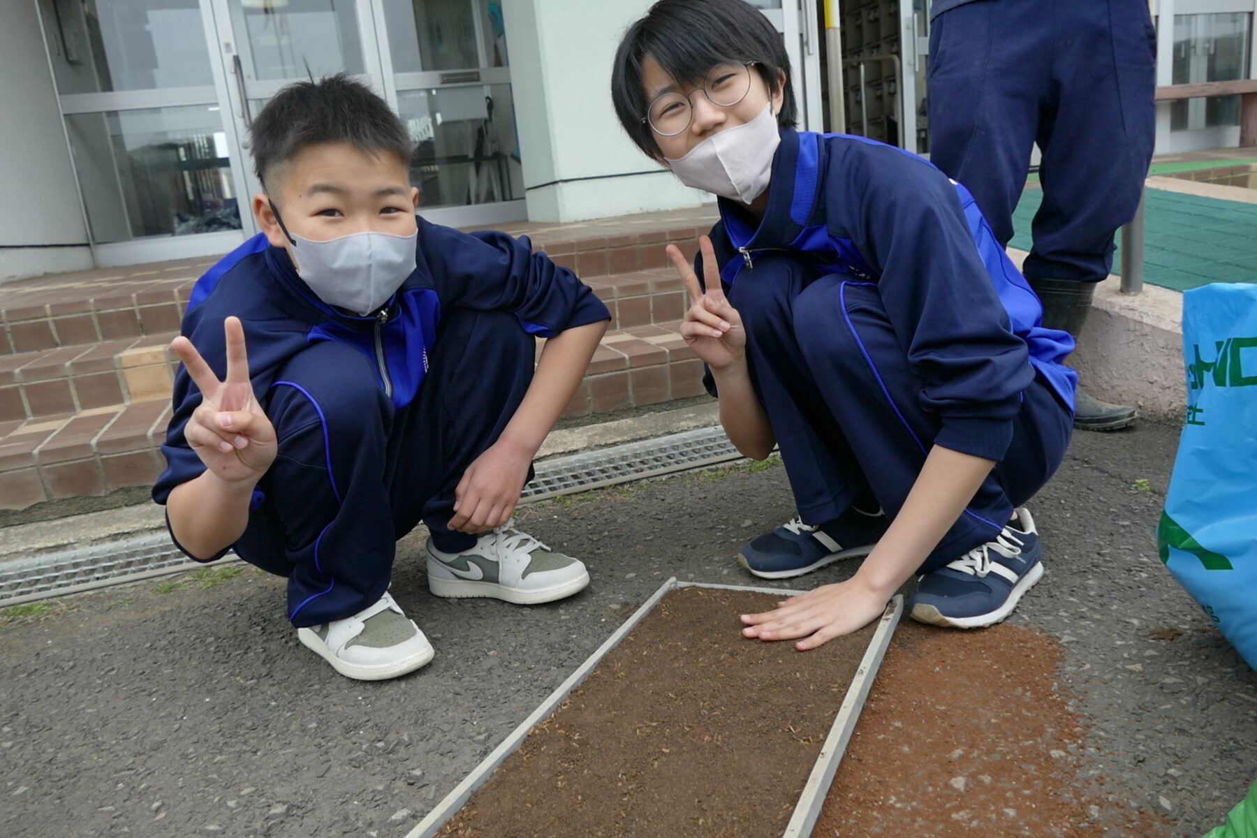 4月27日1年総合　黒米播種作業 8枚目写真