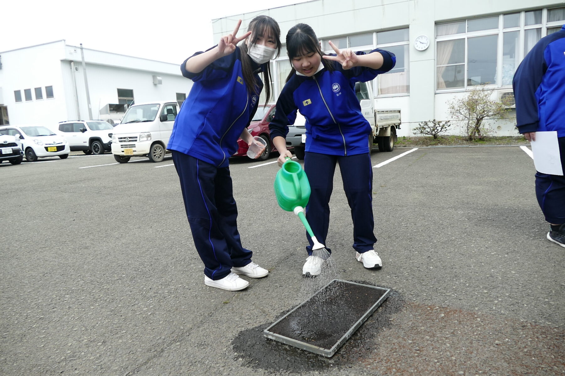 4月27日1年総合　黒米播種作業 7枚目写真