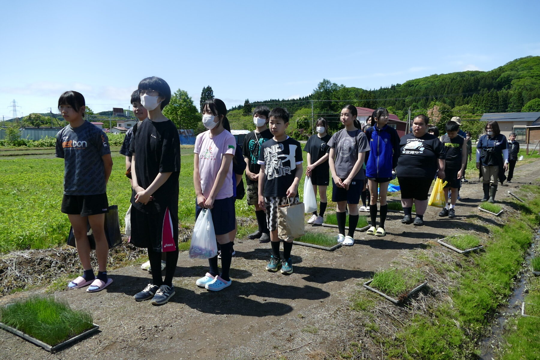 ５月２５日１年総合　黒米田植え体験 2枚目写真